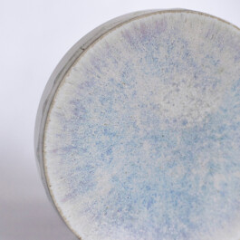 Eine Bildfüllende Testscheibe die eine blau-lila-beige Glasur zeigt